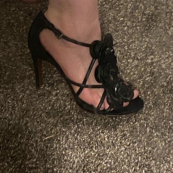 GORGEOUS Tory Burch flower appliqué heels - Picture 8 of 9